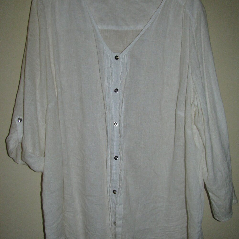 WHITE TOP WITH SILVER BUTTON ACCENT - 20W